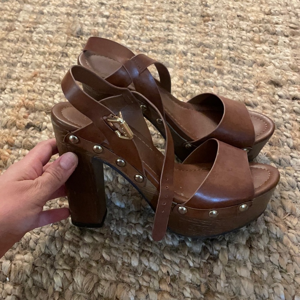 Cognac wedges with gold buttons